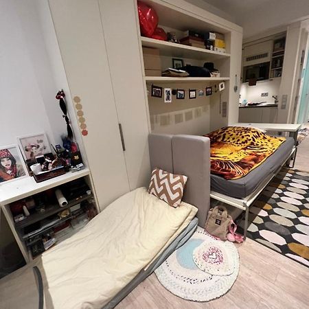 Sharing Studio Apartment With Me München Exteriör bild