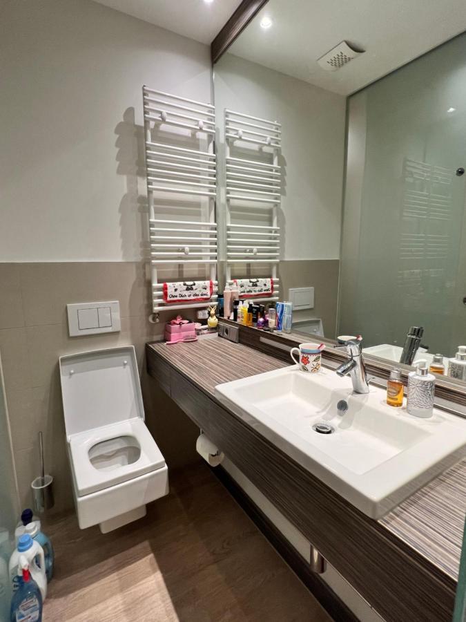 Sharing Studio Apartment With Me München Exteriör bild